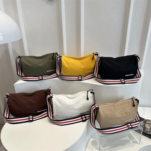 Borsa a Tracolla da Donna Casual di Moda Grande Capacità Leggera in Tessuto con Ampia Tracolla a Righe e Stampa Lettere