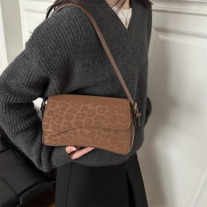 Sac à épaule tendance pour femmes avec imprimé léopard et design vintage minimaliste