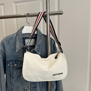 Borsa hobo in tessuto bianco con tracolla sportiva tricolore e logo stampato