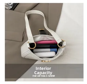 Vista dall'alto di borsa a sella bianca con spazio interno per trucchi e accessori