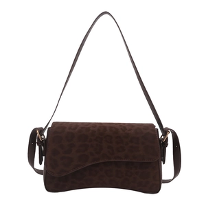 Sac à bandoulière léopard en daim synthétique avec boucle dorée et rabat asymétrique élégant