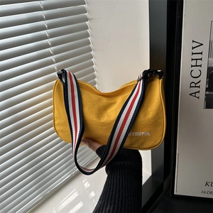Borsa a mezzaluna in tela gialla con tracolla a righe e design casual minimalista