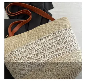 Détail du sac cabas en paille tressée avec maille ajourée et anse en cuir marron