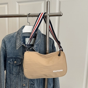 Borsa a tracolla beige oversize in nylon con cinturino largo a righe e stampa