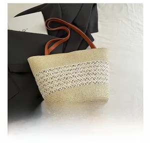 Détail du sac cabas en paille tissée avec tissu en maille blanche et anses en cuir brun