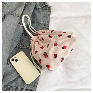 Detail der Cord-Zugschnurtasche mit Erdbeeren zeigt weiche Textur und niedliche Muster