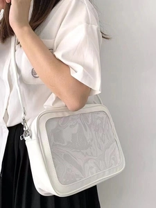 Détail du sac bandoulière blanc style JK avec une fenêtre d'affichage transparente à l'avant