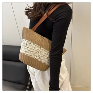 Détail du sac cabas en paille tissé avec bandoulière en cuir brun et maille ajourée