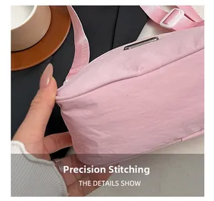 Dettaglio delle cuciture precise e della trama in nylon rosa della borsa a tracolla casual