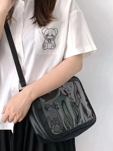 Détail d'un sac ita-bag noir style JK avec une grande fenêtre en PVC transparent sur modèle