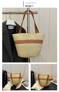 Détails du sac cabas en paille beige avec rayures colorées et anses en cuir brun
