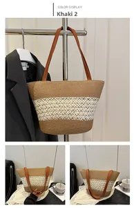 Détail d'un grand sac cabas en paille kaki avec maille ajourée blanche et anses en cuir brun