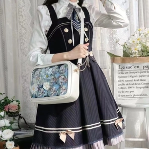 Détail du sac ita blanc doté d'une grande fenêtre transparente et de pins de déco