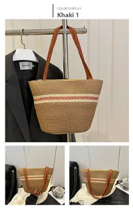 Gros plan du sac fourre-tout en paille avec des motifs géométriques et anses en cuir