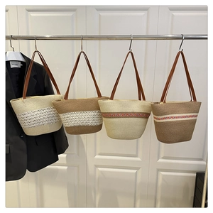 Comparaison détaillée de quatre sacs cabas en paille avec bandoulières en cuir et motifs
