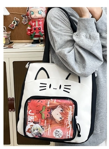Detail der niedlichen Katzen-Ita-Tasche mit transparentem PVC-Fach für Anime-Pins