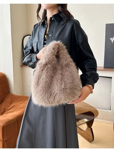 Détail du sac à main en fausse fourrure taupe douce avec texture pelucheuse pour l'automne