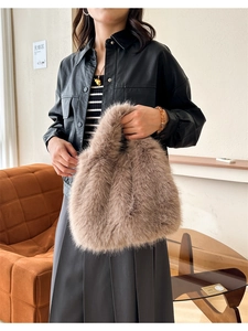 Détail d'un sac à main en fausse fourrure marron avec texture douce et poignée simple