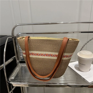 Sac fourre-tout en paille avec poignées en cuir marron et sangle tissée colorée