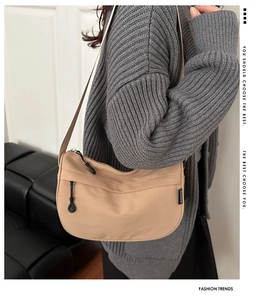 Detailansicht der khakifarbenen Halbmond-Tasche mit Reißverschluss und Crossbody-Sitz