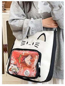 Detailansicht der Katzen-Ita-Tasche mit transparentem Fenster für Anime-Anstecknadeln