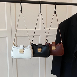 Dettaglio dei mini borse a sella in pelle PU nei colori bianco, nero e marrone