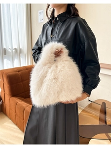Détail d'un sac à main en fausse fourrure blanche douce avec une texture moelleuse élégante