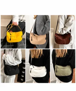 Sechs Farben der großen Nylon-Halbmond-Umhängetasche an Models für den täglichen Gebrauch
