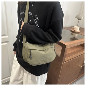 Detailaufnahme der olivgrünen Nylon-Halbmondtasche mit breitem, verstellbarem Trageriemen