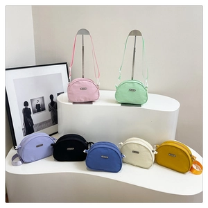 Dettaglio di borse a tracolla semicircolari in nylon in sette diversi colori pastello