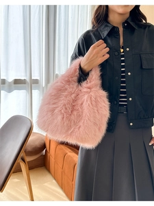 Vue détaillée de la texture du sac à main en fausse fourrure rose et matière pelucheuse