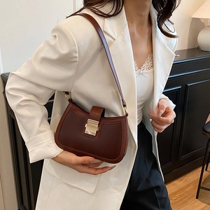 Borsa a sella da donna in pelle marrone scuro con fibbia argento e tracolla a spalla