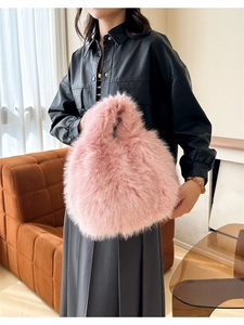 Vue détaillée du sac à main en peluche rose avec texture douce en fausse fourrure et anse