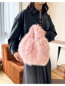 Gros plan sur le sac à main rose en fausse fourrure montrant une texture douce