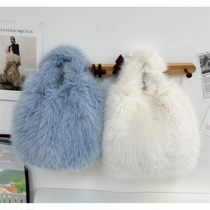 Détail de sacs cabas en fausse fourrure moelleuse bleu ciel et blanc crème sur support