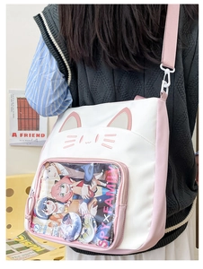 Detail der süßen Katzenohr-Ita-Tasche mit transparentem Fenster für Pins und Anime-Thema