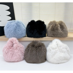 Détails des sacs à main en fausse fourrure pelucheuse en six coloris pour l'automne-hiver