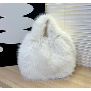 Détail de la texture en fausse fourrure blanche et de la matière douce du sac à main