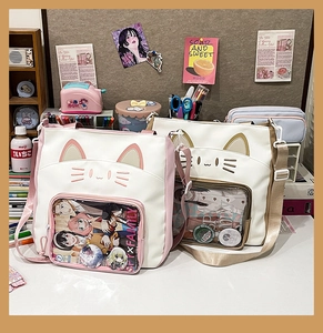 Detail der Katzen-Ita-Bag mit transparentem PVC-Fenster und süßer Stickerei im Kawaii-Stil