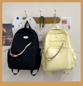 Dettaglio di zaini alla moda con tasche trasparenti e corde decorative colorate