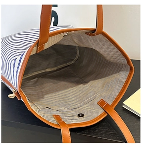 Detail der gestreiften Canvas-Tasche mit Chevron-Futter und Magnetverschluss