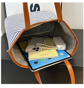 Detailansicht der gestreiften Canvas-Einkaufstasche mit Innenfutter und großem Fassungsvermögen