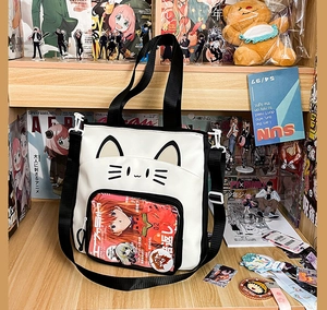 Detailansicht der Katzen-Ita-Tasche mit transparentem PVC-Fenster für Anime-Zubehör