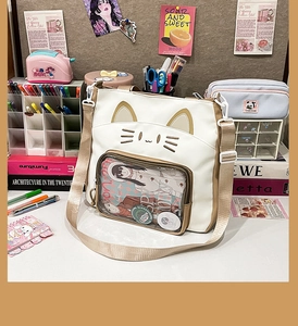Detailansicht der Katzen-Umhängetasche mit Sichtfenster und Anime-Anstecknadeln