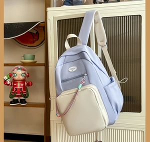 Dettaglio dello zaino patchwork lilla chiaro e beige con cordino intrecciato e tasca