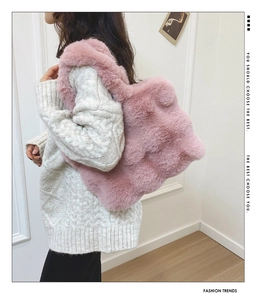 Détail du sac cabas rose en peluche et fausse fourrure douce pour tenue d'automne hiver