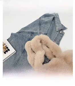 Détail de la poignée en fausse fourrure et de la texture douce de ce sac fourre-tout