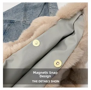 Détail du fermoir magnétique sur sac en peluche avec fausse fourrure beige et cuir