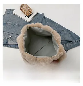 Détail de l'intérieur du sac peluche montrant le fermoir aimanté et le grand espace