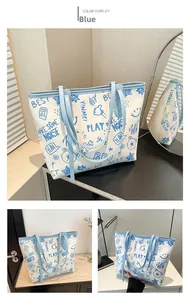 Vue détaillée du grand sac cabas avec motifs graffiti bleus et anses élégantes
